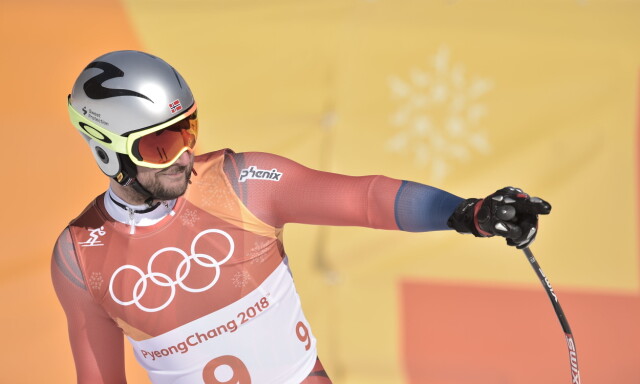 image: Det første Svindal gjorde var å peke bort på kompisen. Men så ble han usikker